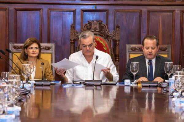 Presidente de la República, Luis Abinader, junto a la vicepresidenta Raquel Peña, encabezan consejo de ministros. Foto: fuente externa