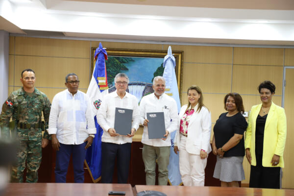 Rafael-Salazar-y-Roberto-Santana-encabezaron-la-firma-del-acuerdo-CDN-Digital-