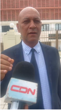 Ramon-Osiris-Morla-acudió-al-congreso-a-entregar-su-curriculum-para-ser-evaluado-para-el-pleno-de-la-JCE-por-la-comisión-y-encontró-la-casa-del-Poder-Legislativo-cerrada.-CDN-Digital.