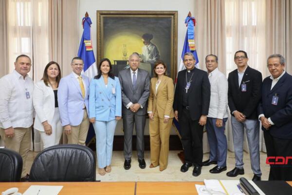 Raquel Peña se reúne con Cámara de Comercio de La Vega. (foto, fuente extyerna)