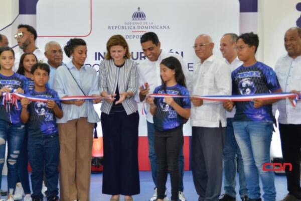 Raquel Peña y Kelvin Cruz inauguran  multiusos en Montecristi. (foto, fuente externa)