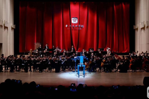 Robot dirige una orquesta en el Conservatorio Central de Pekín