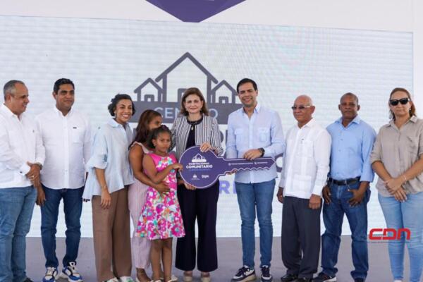 Raquel Peña y Roberto Ángel entregan viviendas en Montecristi. (foto,fuente externa)