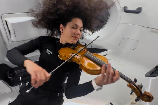 Sarah Gillis, interpretando en violín un tema de la saga cinematográfica 'Star Wars'. EFE