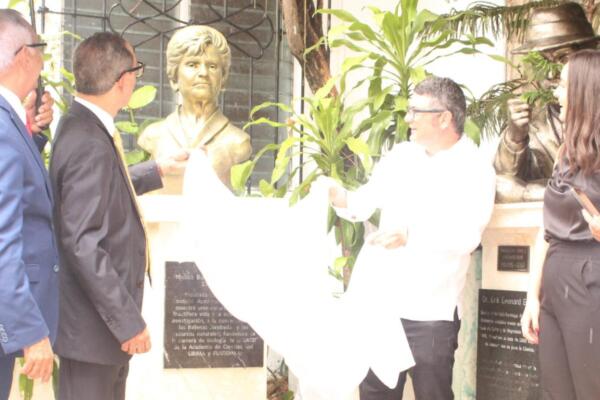 Develizan busto en honor a la profesora Idelisa Bonnelly de Calventi en SD. (foto, fuente externa)
