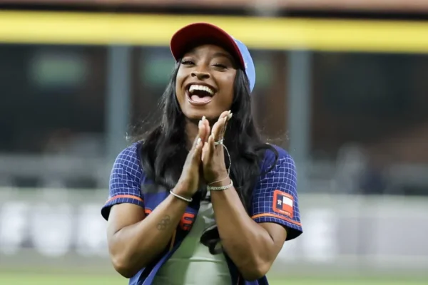 La 11 veces medallista Simone Biles hizo el lanzamiento de la primera bola en el Minute Maid Park, previo al juego entre Kansas y Houston.
