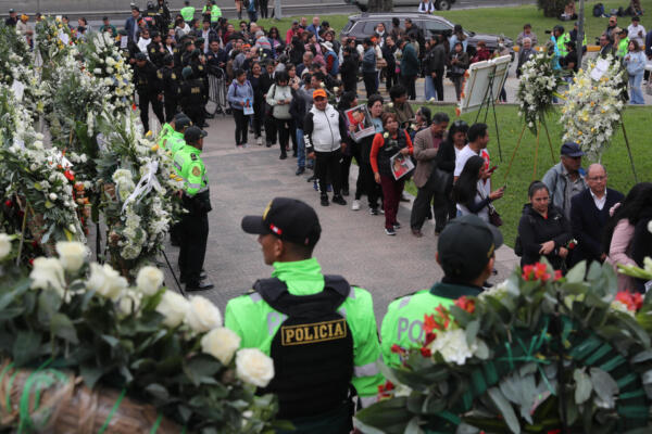 Simpatizantes del fallecido expresidente de Perú, Alberto Fujimori, esperan en una fila para asistir a su velatorio este viernes, en Lima (Perú). EFE