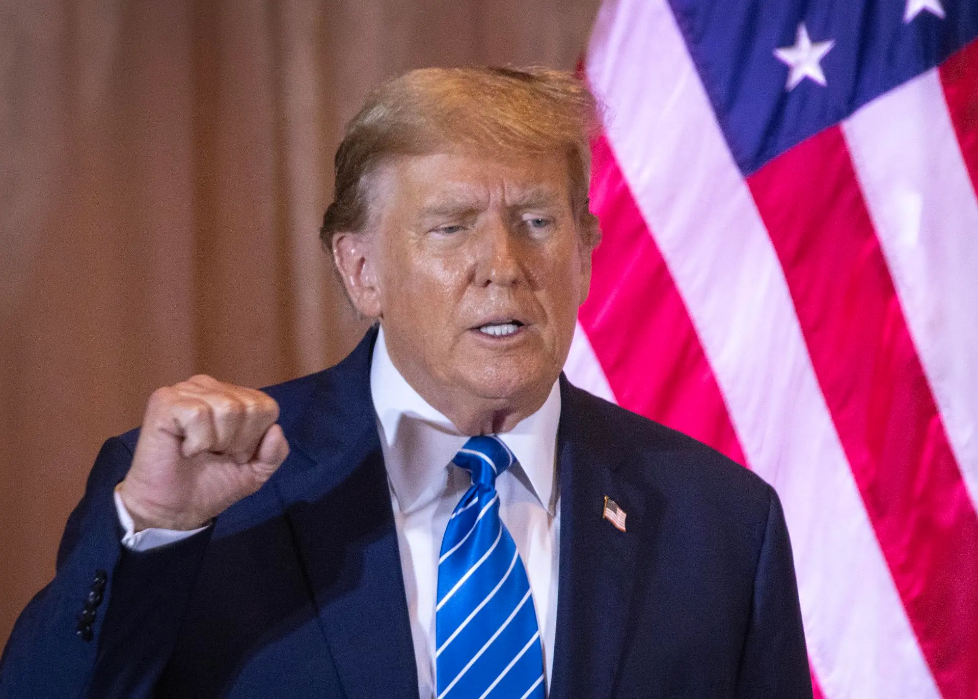 El expresidente de Estados Unidos, Donald Trump, está "a salvo" tras tiroteo en sus "inmediaciones", dijo el domingo su equipo de campaña.