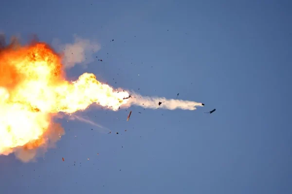 Un dron de Hizbulá es interceptado por un avión israelí cerca de la frontera entre Israel y Líbano, este domingo. EFE.