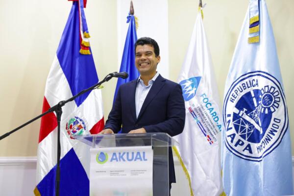 Wellington Arnaud Destaca avances en saneamiento durante taller internacional en RD