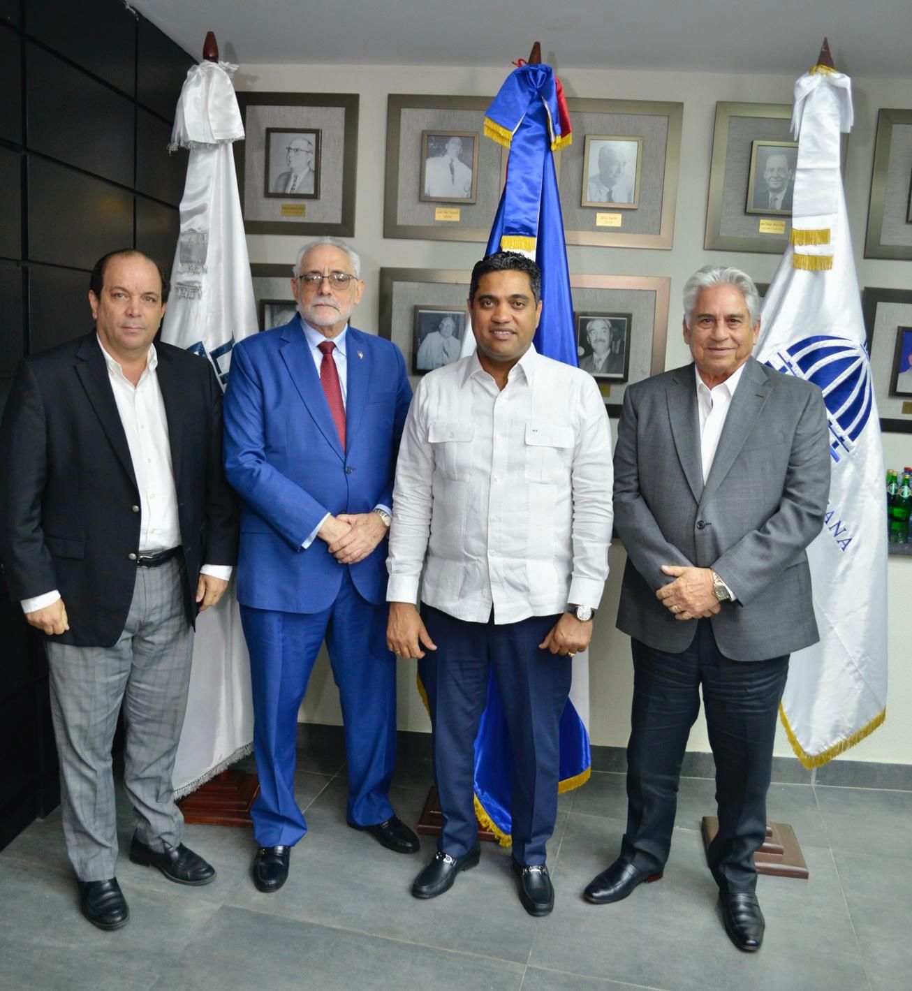 La reunión, efectuada en el salón de reuniones de LIDOM, se extendió por poco más de una hora. Mejía Ortiz, Llenas y Cruz trataron diferentes temas relacionados con el béisbol en sentido general.