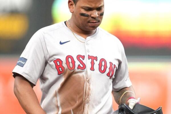 Devers cayó con fuerza sobre su hombro derecho al intentar una atrapada contra los Rockies el 23 de julio. Continuó jugando todos los días, excepto por un descanso de tres días del 27 al 29 de agosto.