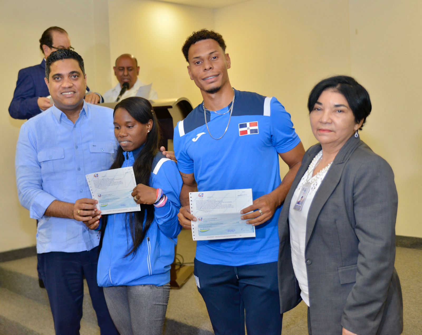 Ministro de Deportes, Kelvin Cruz, entrega incentivos y felicita a los atletas paralímpicos