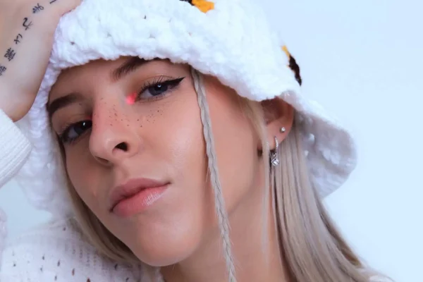 Cantante Young Miko. Fuente externa.