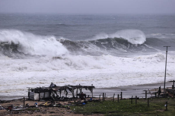 Lluvia y el fuerte oleaje por el paso del huracán 'John', ayer miércoles, en el balneario de Acapulco, en el estado de Guerrero (México). EFE/ David Guzmán.
