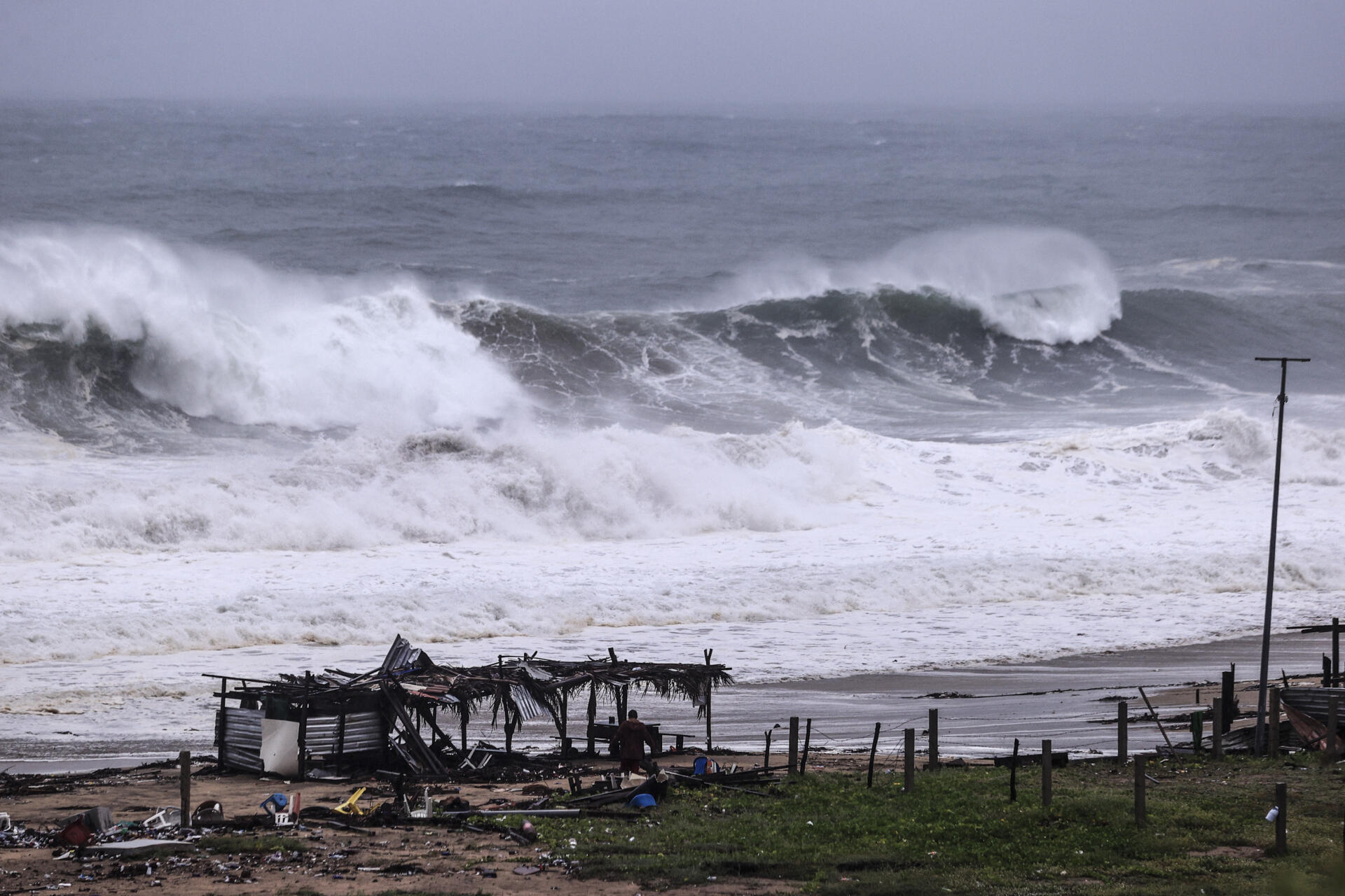 John se fortalece durante su avance hacia el sur de México; vuelve a ser huracán