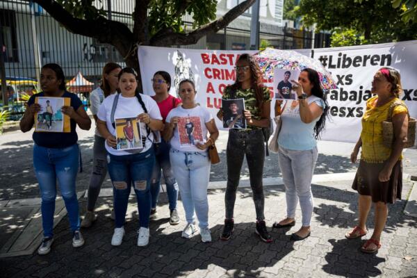 Mujeres sostienen fotografías durante una manifestación y recolección de insumos para familiares presos este miércoles, en Caracas (Venezuela). EFE