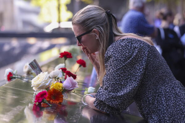 Una mujer llora durante los actos de conmemoración de los 23 años transcurridos desde los ataques terroristas del 11 de septiembre de 2001