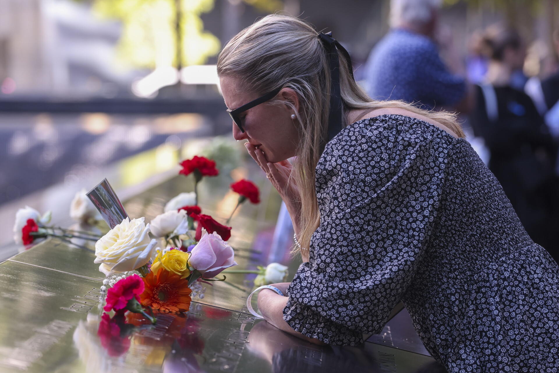 Una mujer llora durante los actos de conmemoración de los 23 años transcurridos desde los ataques terroristas del 11 de septiembre de 2001