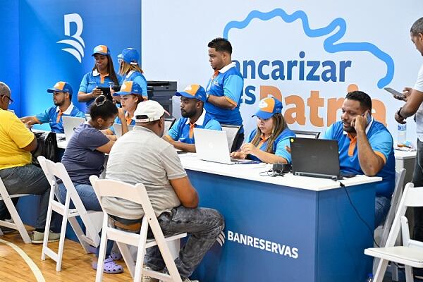 Banreservas impulsa inclusión financiera con la sexta jornada 'Bancarizar es Patria' en San Carlos