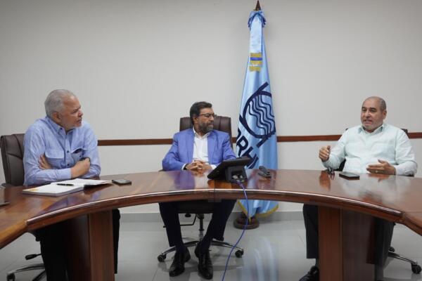 Olmedo Caba Romano, director ejecutivo del INDRHI y Rafael Salazar, administrador de EGEHID, conversan sobre traspaso de la presa Guaigüí.
