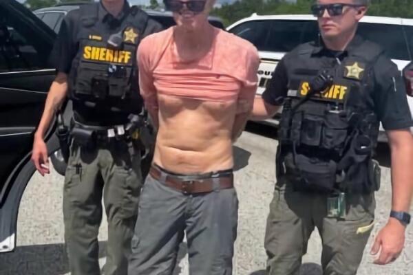 Fotografía divulgada por la Oficina del Alguacil del condado de Martin donde se muestra el momento del arresto de Ryan Routh, sospechoso de intentar asesinar al expresidente Donald Trump