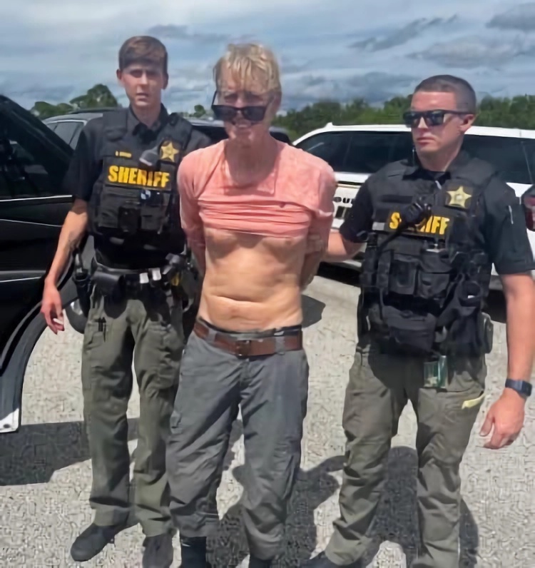 Fotografía divulgada por la Oficina del Alguacil del condado de Martin donde se muestra el momento del arresto de Ryan Routh, sospechoso de intentar asesinar al expresidente Donald Trump