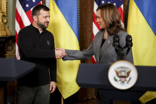 
La vicepresidenta de Estados Unidos, Kamala Harris, y el presidente de Ucrania, Volodímir Zelenski. EFE. 
