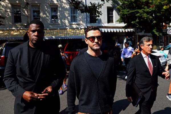 Justin Timberlake (c) llega a un tribunal de Long Island, Nueva York(EE.UU.). EFE/EPA/PETER FOLEY