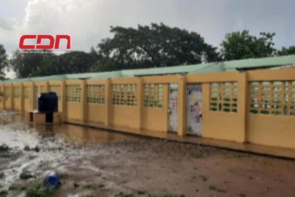 Denuncian que la escuela se le fue el techo con un fenómeno atmosférico. Foto: CDN Digital  
