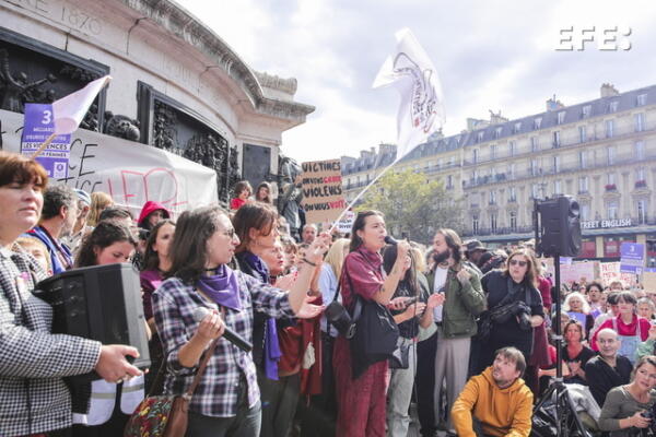 Manifestación de apoyo en París a Gisele Pelicot, víctima de violación en un caso del que se acusa a su marido y a medio centenar de hombres que abusaron de ella. EFE