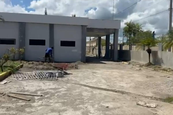 Los pacientes que reciben atención médica en hospital en Villa Riva, pidieron al presidente Luis Abinader que se termine la construcción.