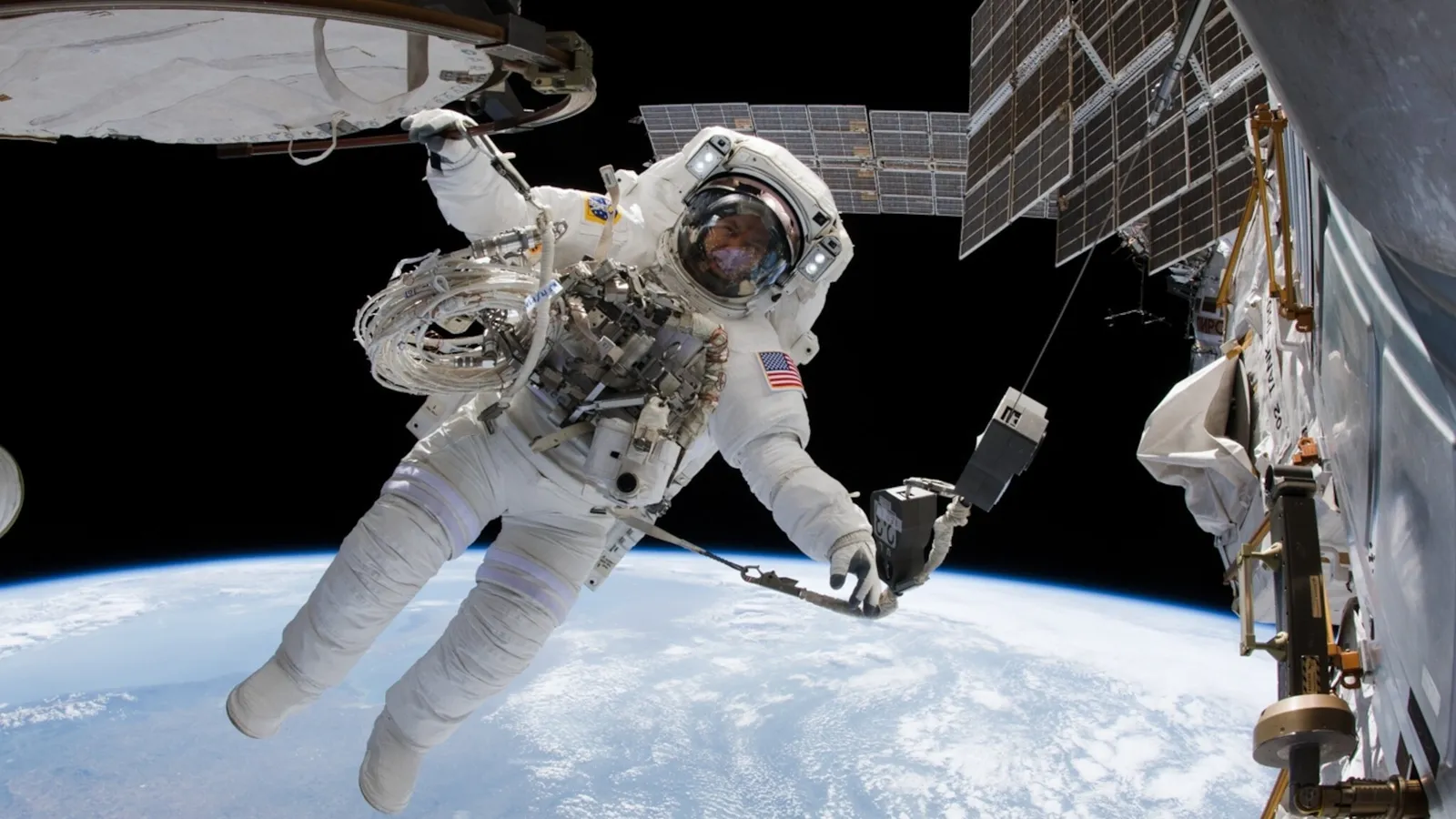 Actualmente, hay 19 personas en el espacio, "una cifra récord"