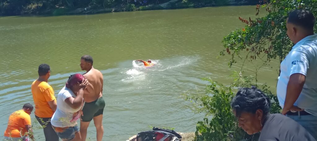 Buscan a joven desaparecido en balneario en Santiago 