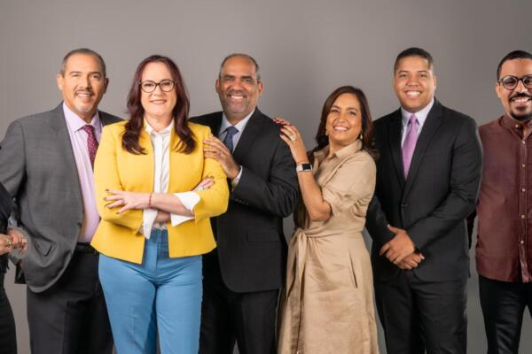 Janet Camilo junto al equipo que la acompaña en Marcando el Rumbo
Foto: fuente externa