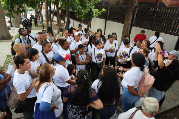 Familiares de los adolescentes detenidos tras las protestas en contra de los resultados oficiales de las elecciones presidenciales del 28 de julio