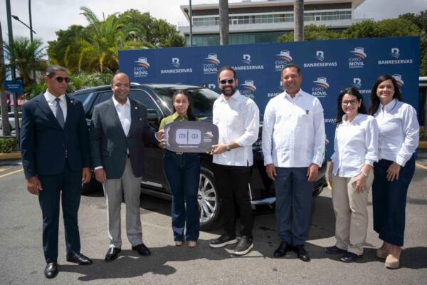 El presidente ejecutivo de Banreservas, Samuel Pereyra, y Reynaldo Méndez
le entregan las llaves de su vehículo a Priena Almonte. Los acompañan Pablo
de la Rosa, Ysidro García, Paula González y Patricia Rivera.
Foto: fuente externa