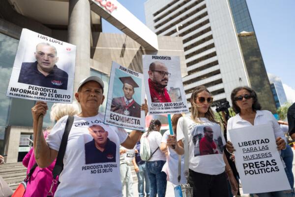 Familiares de presos políticos participan de una manifestación frente a la sede de la ONU, este lunes, en Caracas