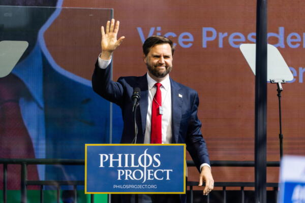 El candidato republicano a la vicepresidencia de EE.UU., JD Vance, habla en un evento patrocinado por organizaciones El candidato republicano a la vicepresidencia de EE.UU., JD Vance