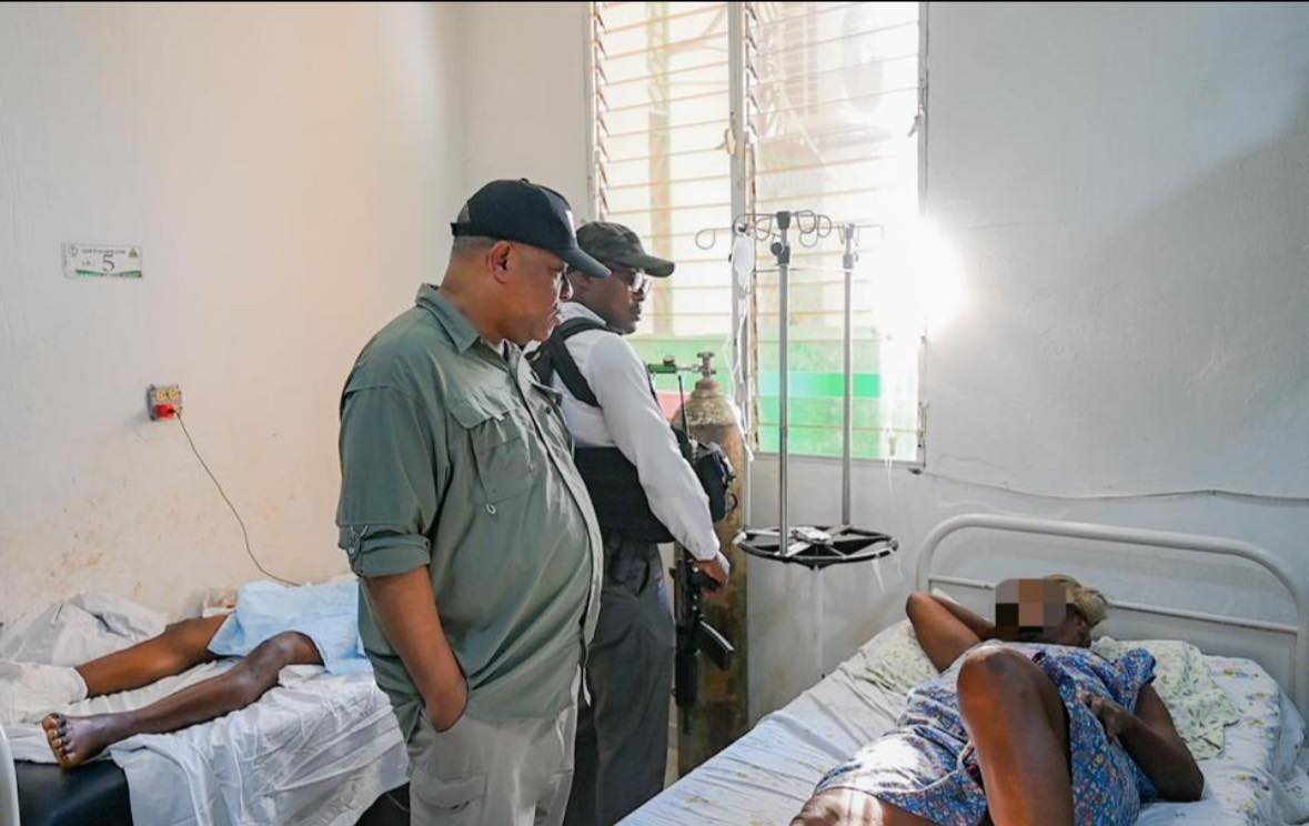 Fotografía cedida por la oficina del Primer Ministro que muestra al primer ministro Garry Conille (c) durante una visita al hospital Saint-Nicolas, este viernes en Saint-Marc (Haití).