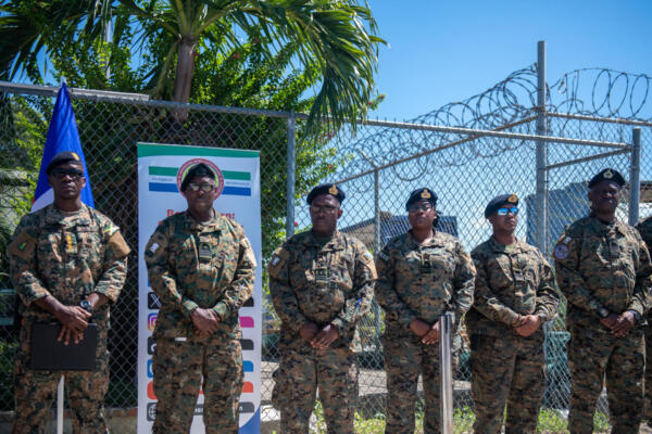Militares de Bahamas son recibidos por la Policía Nacional de Haití, en Puerto Príncipe (Haití). EFE/ Johnson Sabin
