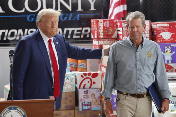 Donald Trump comparte un momento con el gobernador de Georgia, Brian Kemp, en Evans, Georgia. EFE