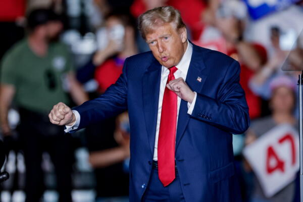 El candidato presidencial republicano, el expresidente Donald Trump (2017-2021), reacciona al concluir un mitin de campaña El candidato presidencial republicano, el expresidente Donald Trump (2017-2021), reacciona al concluir un mitin de campaña en el Greensboro Coliseum en Greensboro, Carolina del Norte, EE.UU.