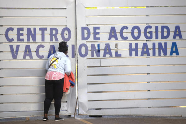 Haitianos que fueron detenidos en redadas de autoridades migratorias, EFE/Orlando Barría