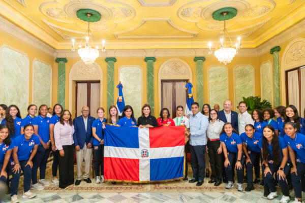 La selección dominicana al Mundial Femenino Sub 17 en el país recibieron la bandera nacional
