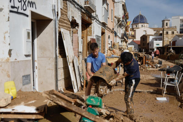 El último recuento de víctimas mortales a causa de las inundaciones en la provincia de Valencia, España, eleva la cifra provisional a 155 (foto: EFE)