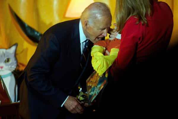 Biden saluda niño durante un evento de 