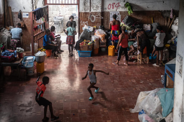 Personas en un refugio en Puerto Príncipe (Haití). EFE