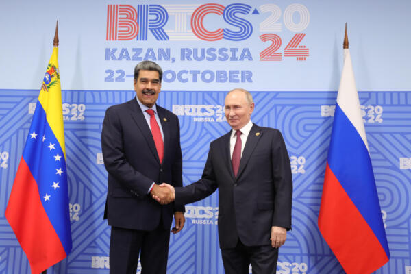 Nicolás Maduro, saludando al presidente de Rusia, Vladimir Putin, durante la cumbre de los BRICS. EFE