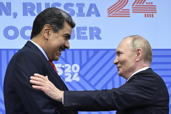 El presidente ruso, Vladímir Putin, da la bienvenida al presidente de Venezuela, Nicolás Maduro. EFE/EPA/ALEXANDER NEMENOV / POOL